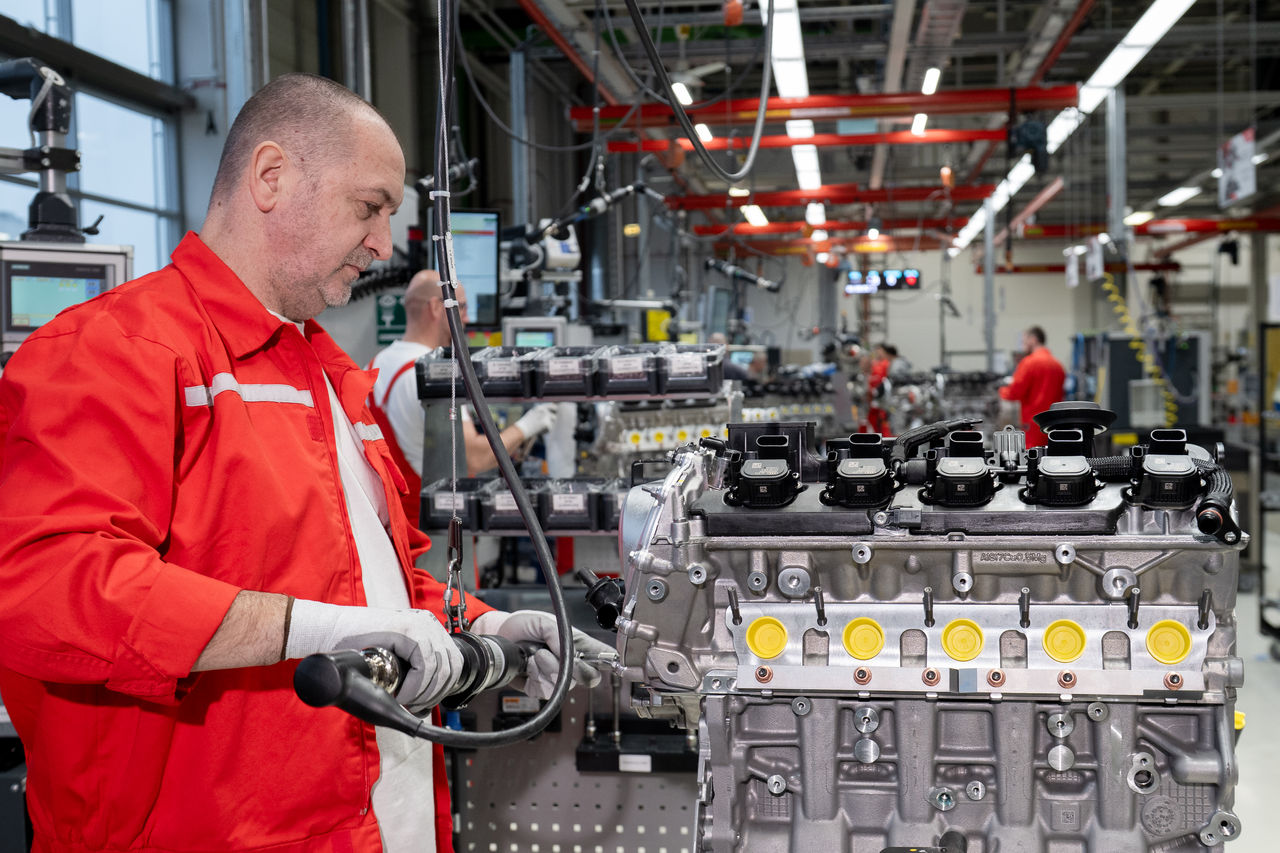 Audi Hungaria, R5-Motor, Mitarbeiter