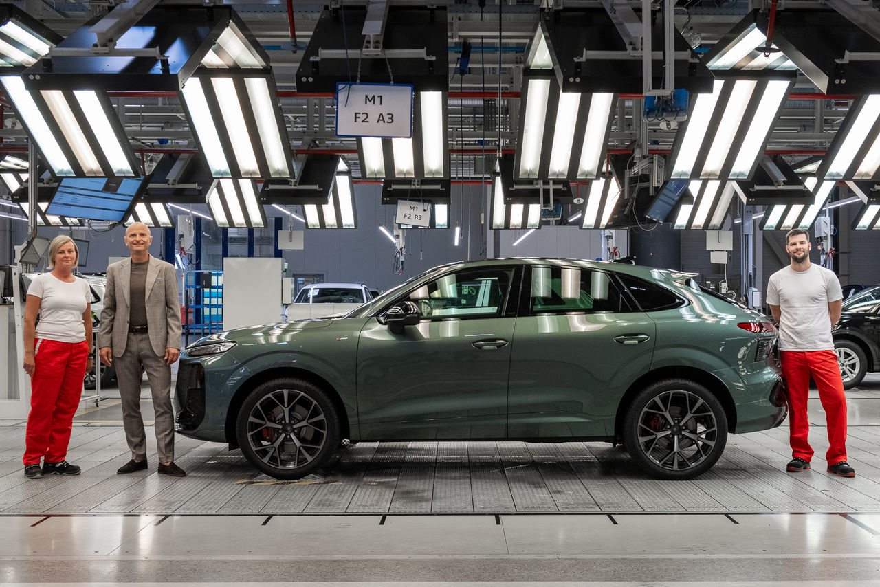 Pressefoto Q3 Sportback mit Zoltán Les und Mitarbeitenden