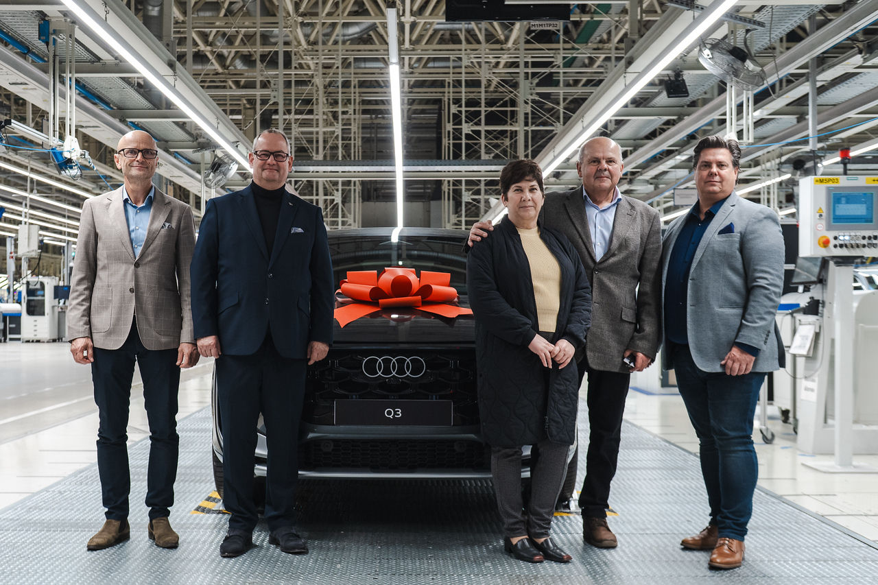 It was with the greatest pride that the managers of our company and the Hungarian importer Porsche Hungaria, as well as the showroom manager of PROCAR Kft. in Székesfehérvár, handed over the Daytona grey S line Q3 to its new owner, who has chosen Volkswagen Group for the seventh time.
