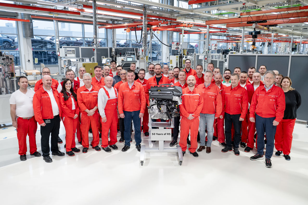 Audi Hungaria, R5, employees