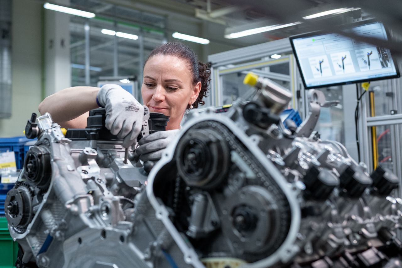 Audi Hungaria, V6 Otto engine, employee 