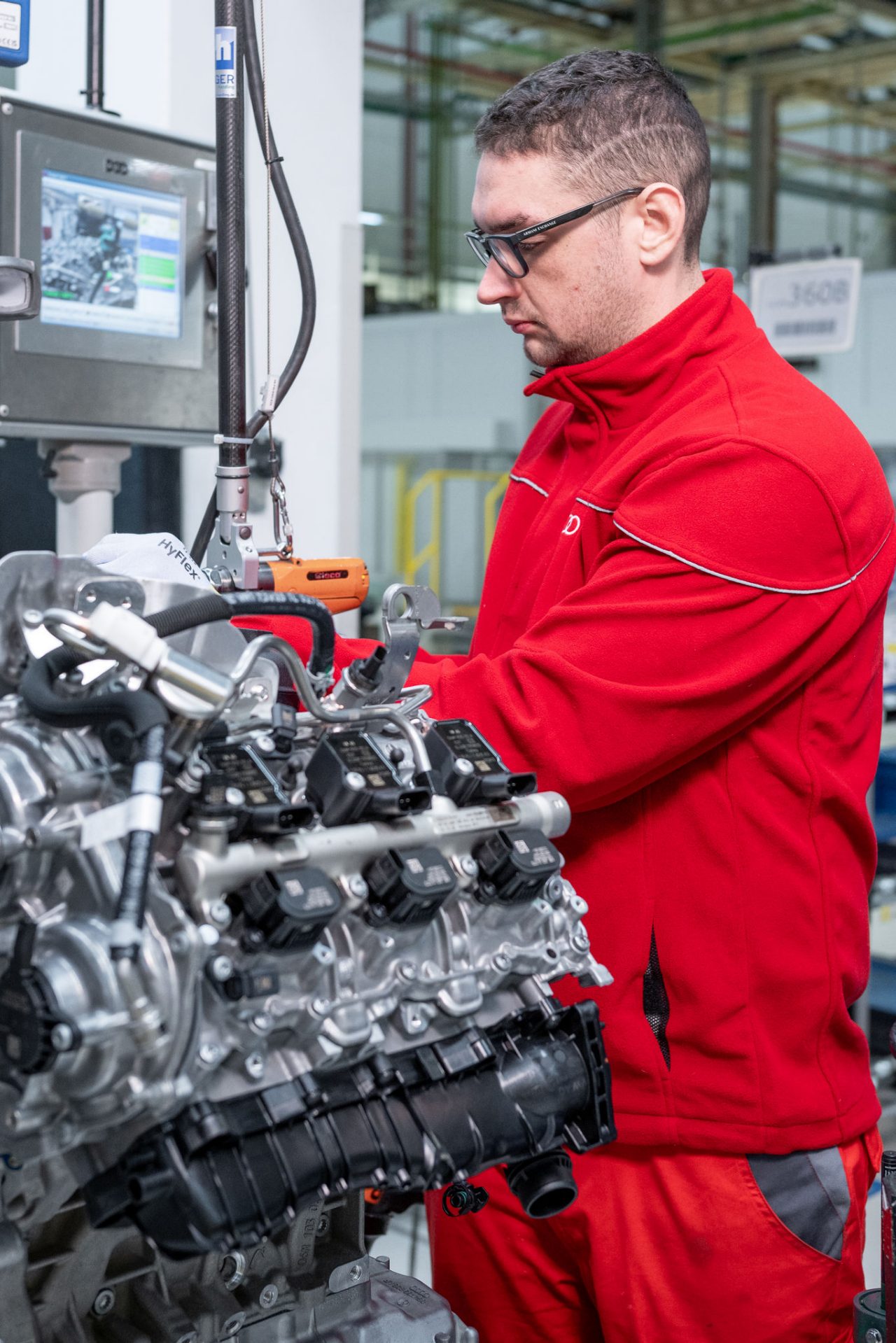 Audi Hungaria, V6 Otto engine, employee