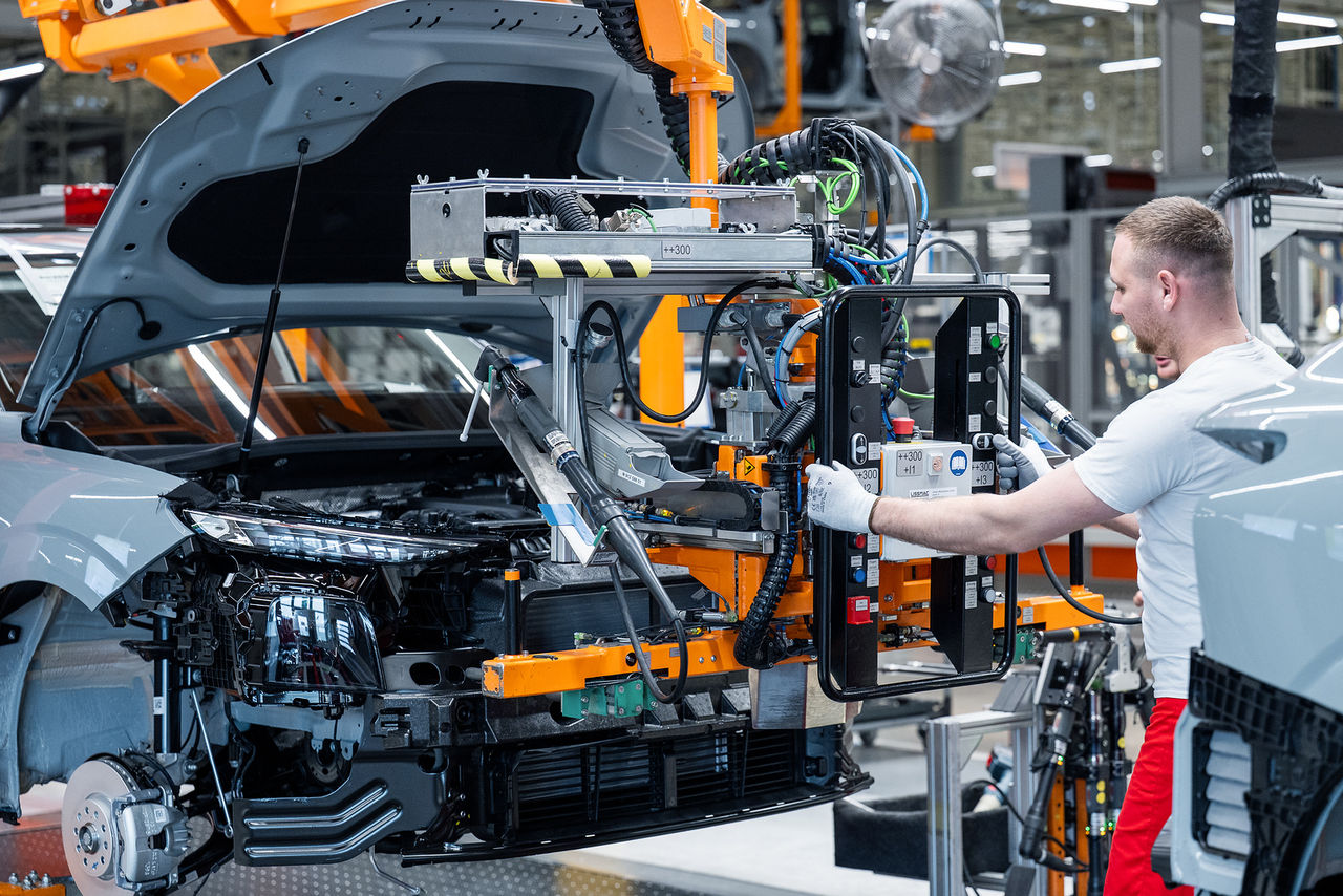 Audi Hungaria, Audi Q3, munkatárs