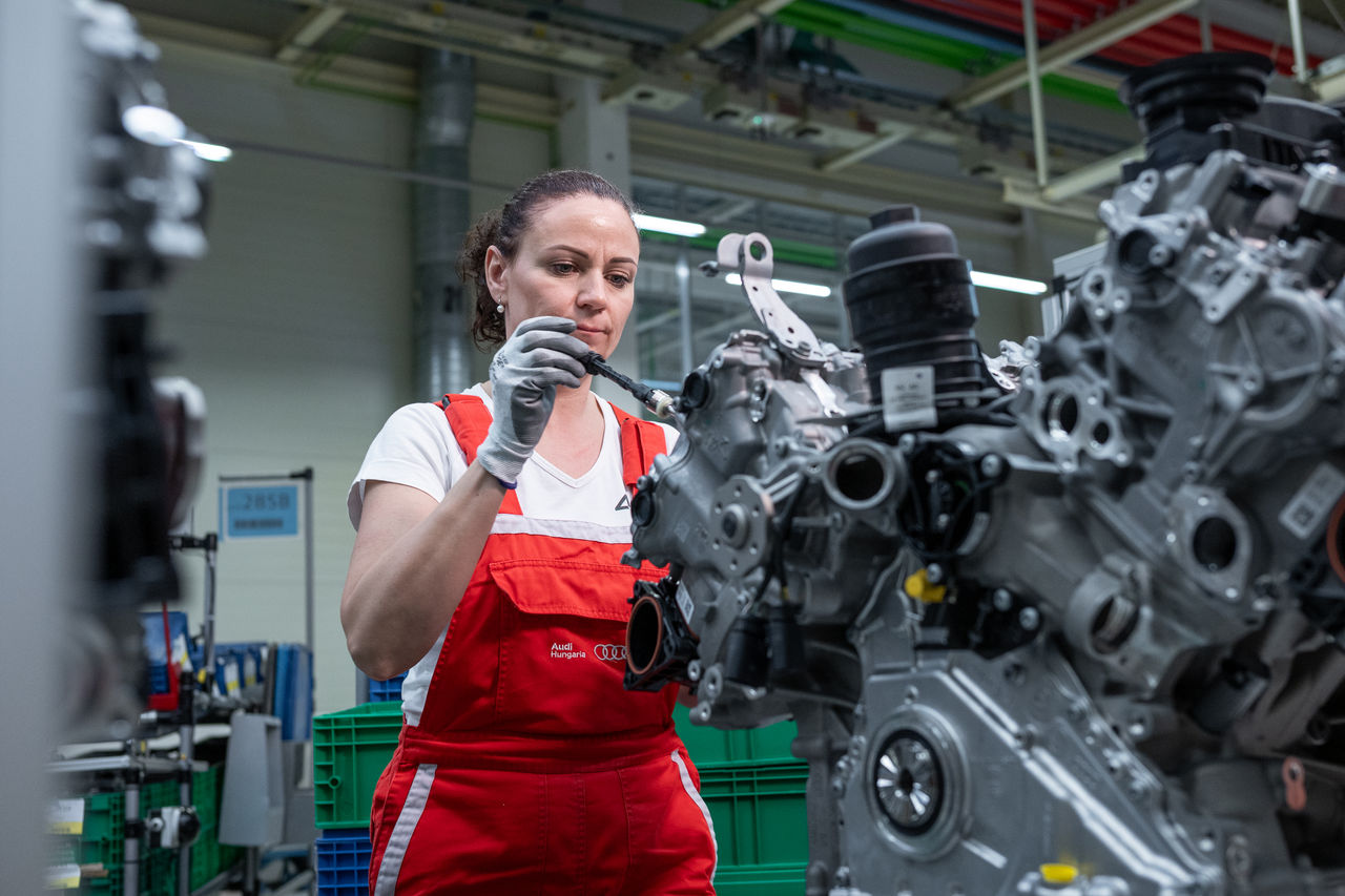 Audi Hungaria, motorgyártás, kolléganő
